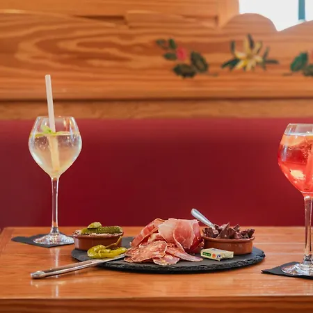 Le Bois Joli Hotel 3*